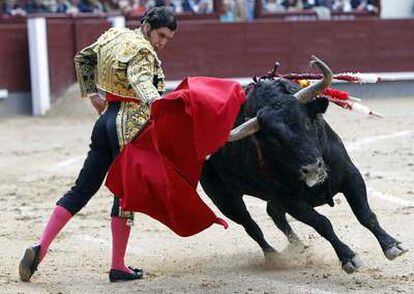 Morante de la Puebla durante la faena de su primer toro en la corrida de la Beneficiencia.