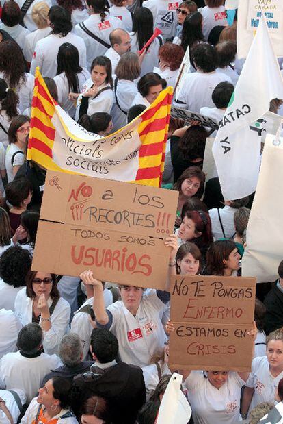 Concentración de personal sanitario, ayer en la plaza de Sant Jaume de Barcelona.