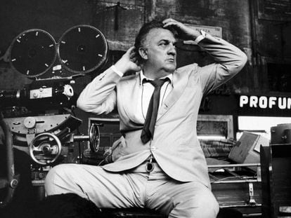 Federico Fellini, a principios de los setenta, en el rodaje de Roma, en los estudios de Cinecittà.