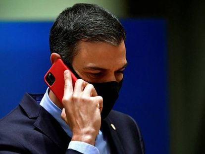 El presidente del Gobierno, Pedro Sánchez, mantiene una conversación desde su móvil.