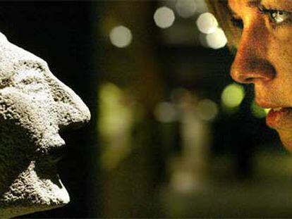 Una visitante observa una escultura del norte de México en la exposición <i>Cuerpo y cosmos</i> en Barcelona.