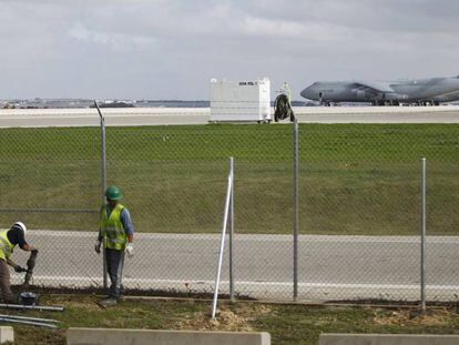 Obras para la nueva torre de control junto a las pistas del aeropuerto de la Base Naval de Rota.