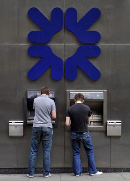 Dos clientes utilizan los cajeros del Royal Bank of Scotland en Londres.