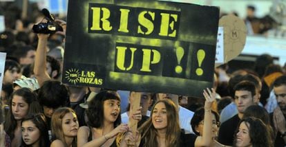 Varios indignados, durante la protesta de anoche en Madrid.