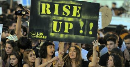 Varios indignados, durante la protesta de anoche en Madrid. 