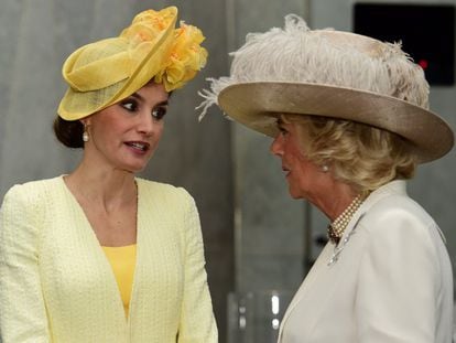 La reina Letizia con Camilla, en la ceremonia de bienvenida.