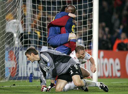 Messi y Eto&#39;o celebran el tercer gol del Barcelona con Butt y Lell tirados en el césped.
