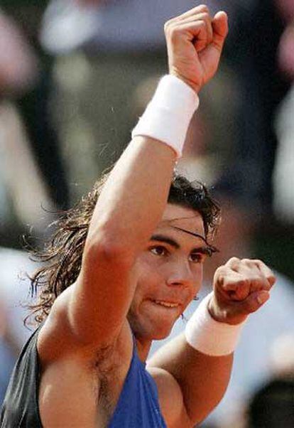 Nadal levanta el puño tras ganar al australiano Hewitt en París.