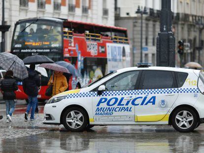 Una patrulla de la Policía Municipal en la Puerta del Sol de Madrid. 