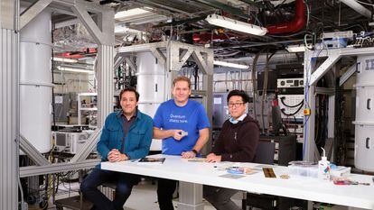 De izquierda a derecha, Darío Gil, vicepresidente y responsable de IBM Research; Jay Gambetta, del Centro de Investigación IBM Thomas J Watsonand; y Jerry Chow, director del grupo Experimental Quantum Computing, en el centro cuántico de la compañía en Nueva York.