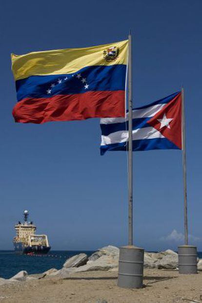 Las banderas de Cuba y Venezuela en el venezolano balneario de Camurí Chico en 2011.