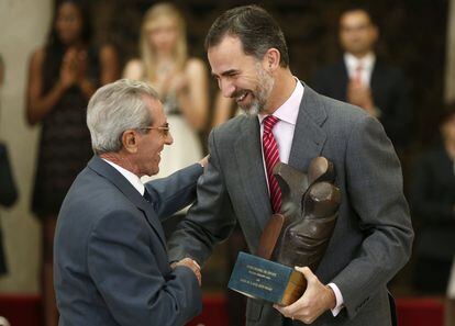 El ciclista Federico Martín Bahamontes recibe de manos del Rey Felipe VI el Premio Nacional Francisco Fernández Ochoa, por su trayectoria deportiva, durante el acto de entrega de los Premios Nacionales del Deporte 2013, celebrado en Madrid. 