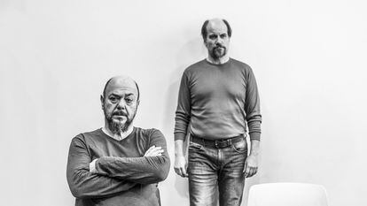 Luis Dziembrowski (sentado) y Marcelo Subiotto, en una imagen promocional de 'Encuentros breves con hombres repulsivos'.