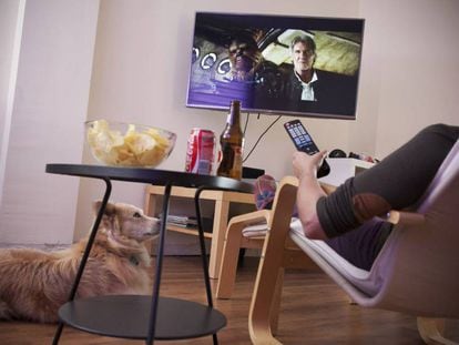 Una usuaria ve una película 'online' en su casa. 