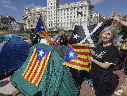La presidenta de la ANC, Dolors Feliu, en la acampada de la Asamblea Nacional Catalana (ANC) en la Plaza Catalunya de Barcelona.