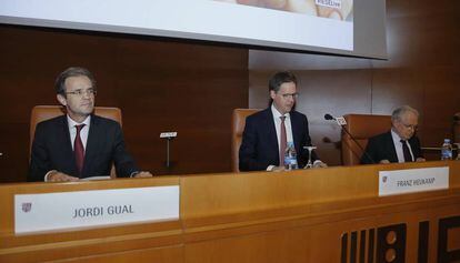 El president de CaixaBank, Jordi Gual; amb el director general d'IESE, Franz Heukamp, i el professor Antonio Argandoña.