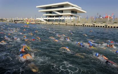 Los atletas recorren los 350 metros de la competición en el puerto de Valencia.