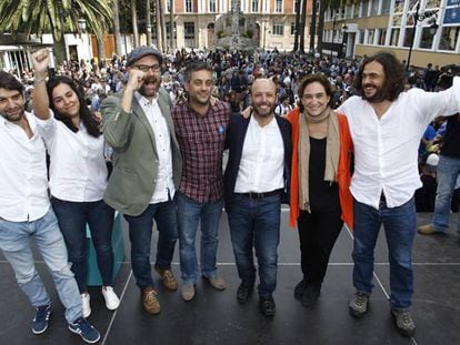 El alcalde de Ferrol, primero por la izquierda, junto a los de Santiago, Coruña y Barcelona (tercero, cuarto y sexta), el candidato a la Xunta de En Marea y dos diputados por A Coruña.