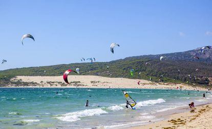 La playa de Valdevaquetos, en Cádiz, donde el viento garantiza realizar actividades como el kitesurf.