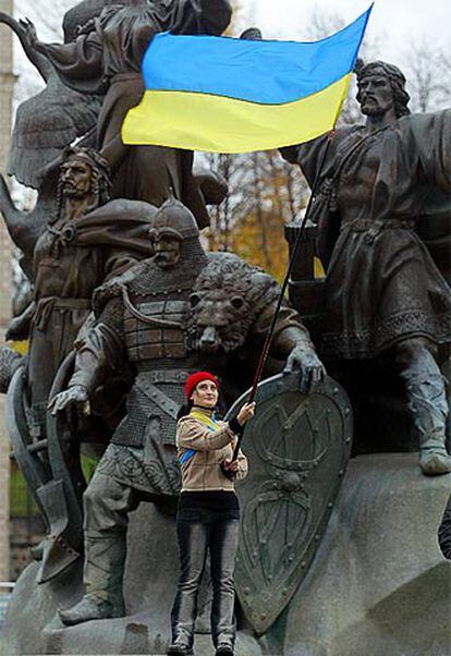 Una activista opositora ondea la bandera de Ucrania ayer en Kiev.
