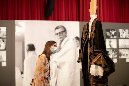 Una mujer observa el vestido que lució Donald Sutherland en la película 'El Casanova', bajo la atenta mirada de Marcello Mastroianni.