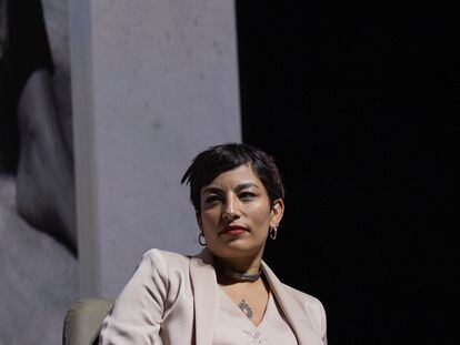 Ana Tijoux, cantante chilena, durante una entrevista en el lanzamiento de su libro en un teatro de Santiago, Chile. 
