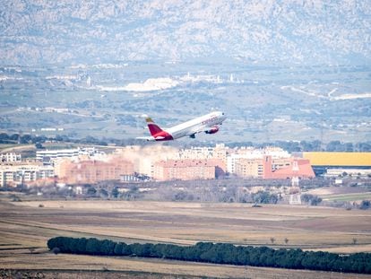 Un avión despega del aeropuerto Adolfo Suárez-Barajas de Madrid.