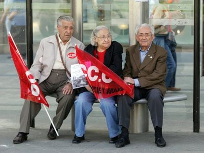 Marcelino Camacho (1918-2010), líder histórico de CC OO En la imagen, a la derecha junto a su esposa, Josefina Samper, en una parada de autobús tras la manifestación en Madrid del 1º de Mayo de 2005.