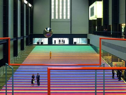 Instalación del colectivo Superflex en la sala de turbinas de la Tate Modern, en Londres. 
