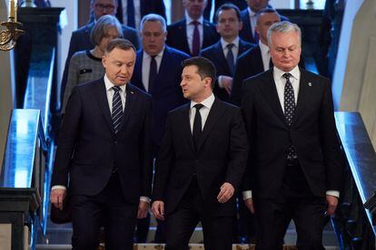 En el centro, el presidente ucranio, Volodímir Zelenski, junto a sus homólogos polaco, Andrzej Duda (izquierda), y lituano, Gitanas Nauseda, el 20 de diciembre.