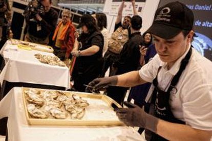 Nabil Rezzouki (en primer plano) y Jessica Marín, durante el campeonato de abridores de ostras del Salón de Gourmets 2013.