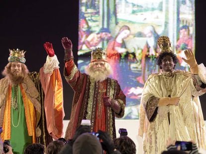 Los Reyes Magos saludan en la cabalgata de Madrid de 2015.