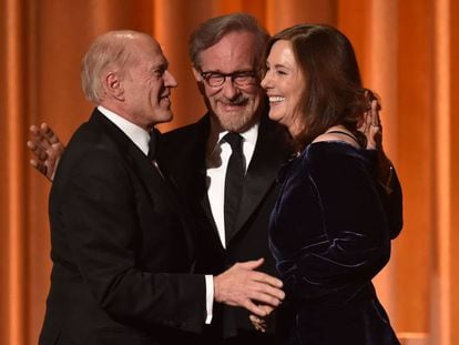 De izquierda a derecha, Frank Marshall, Steven Spielberg y Kathleen Kennedy, en los Governors Awards este domingo en Los Ángeles. 