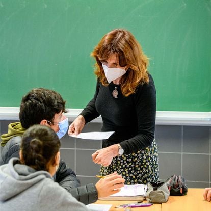 Cristina Peris, professor of Philosophy and director of the public institute of Albal, Valencia, attends some students on Tuesday.  PHOTO,KIKE TABERNER