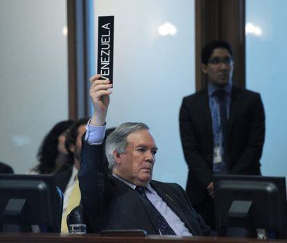 El embajador de Venezuela ante la OEA, Roy Chaderton, vota en contra del acceso a los medios a la sesi&oacute;n  