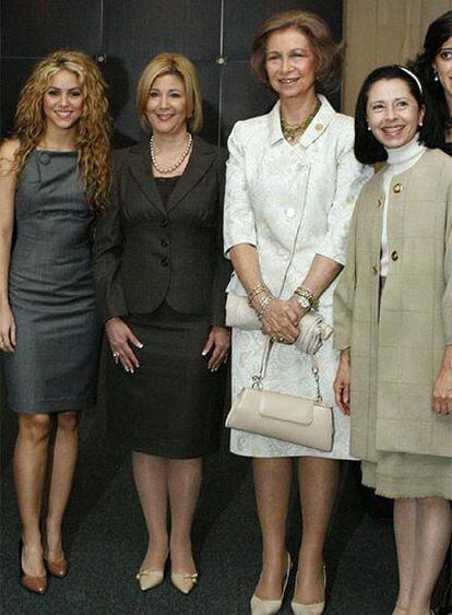 Doña Sofía, entre las primeras damas de Colombia (derecha) y de El Salvador y la cantante Shakira.