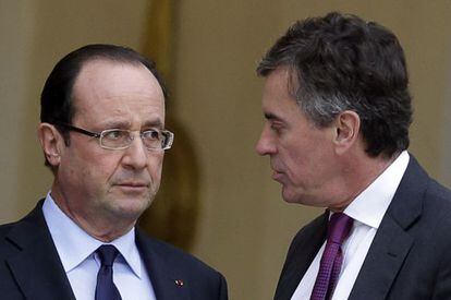 Hollande habla con el exministro de Presupuesto, Jerome Cahuzac, el pasado, en el Eliseo, el 4 de enero