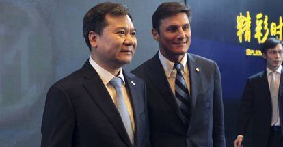 Javier Zanetti (derecha) y Zhang Jindong, presidente del Grupo Suning.