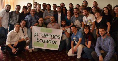 Pablo Iglesias e Íñigo Errejón con españoles en Quito.