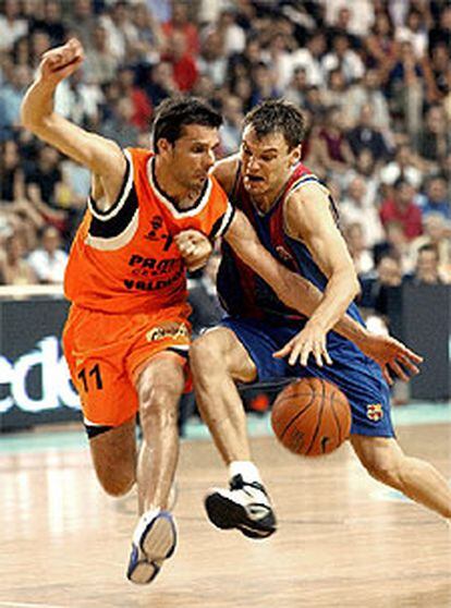 Jasikevicius (derecha), y el jugador del Pamesa de Valencia, Rodilla, durante el segundo partido de la final de la ACB.