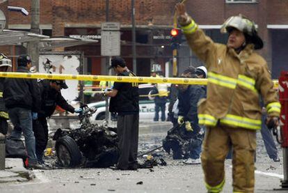 Especialistas en explosivos de la policía inspeccionan el lugar del atentado.