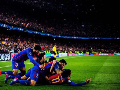 Els jugadors del FC Barcelona celebren el sisè gol de l'equip.