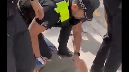 Imagen de la detención en Mataró extraída del vídeo originado en TikTok y viralizado en redes.