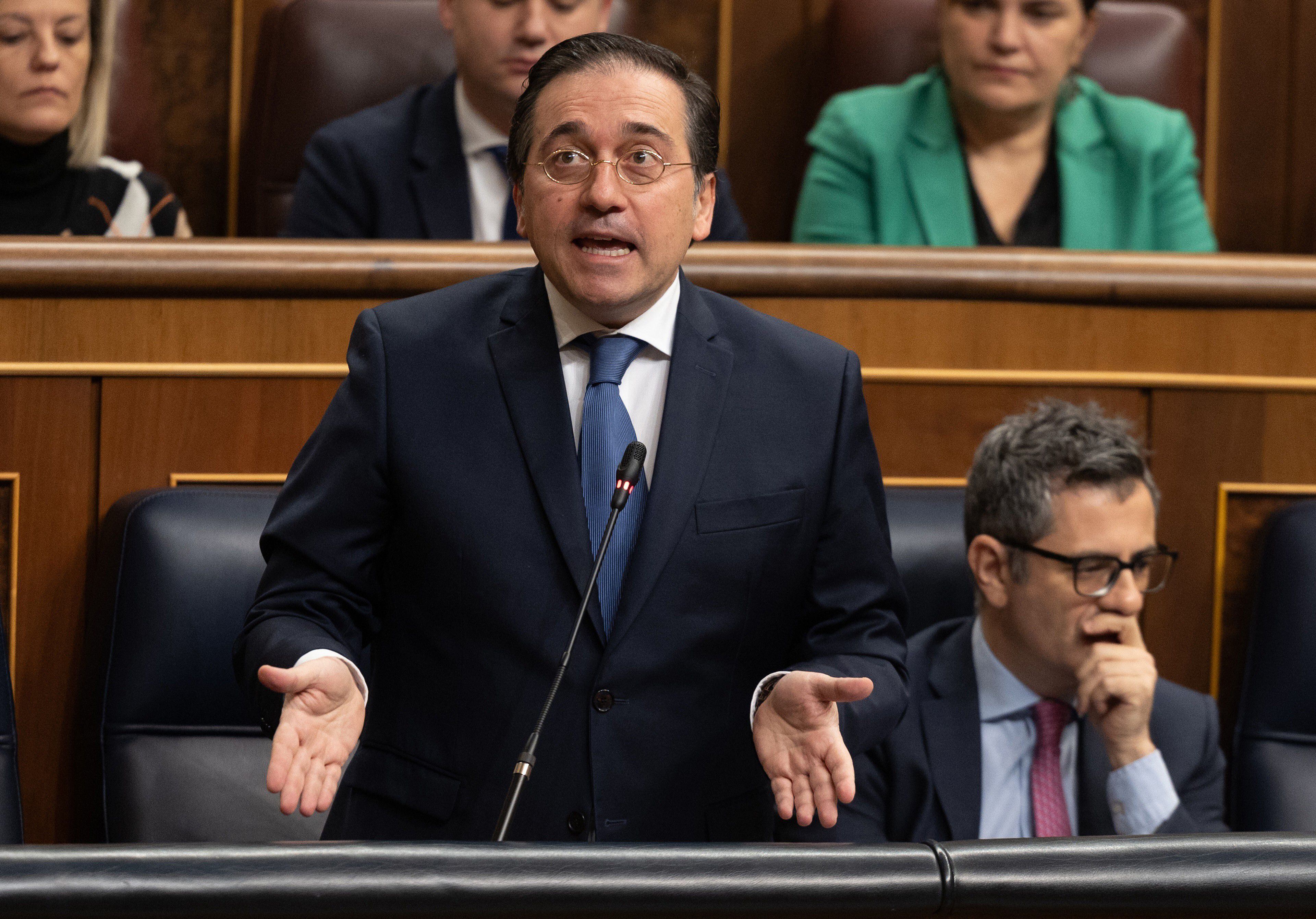 El ministro de Asuntos Exteriores, Unión Europea y Cooperación, José Manuel Albares, interviene durante una sesión de control al Gobierno, este miércoles.