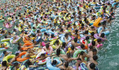 Una piscina abarrotada en una ciudad de la provincia china de Sichuan.