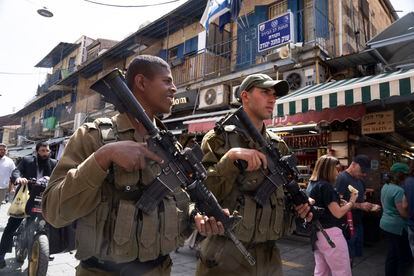 Soldados israelíes patrullan en un mercado, el domingo en Jerusalén.