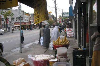 Un comercio musulmán en la calle de Gerrard, situada en una de las zonas más multiculturales del este de Toronto.