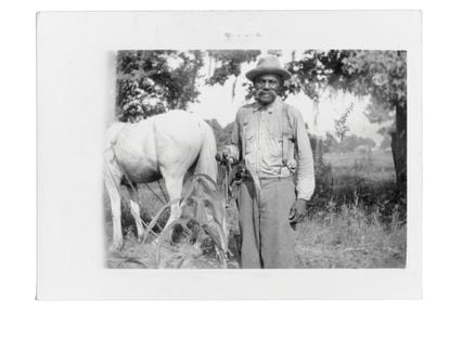 Abe Livingston, exesclavo, en su granja de Beaumont en 1937 con su reparación en forma de mula.