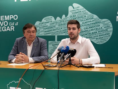 El diputado de Teruel Existe, Tomás Guitarte, y el candidato de la coalición Aragón-Teruel Existe, Diego Loras, en la presentación de la candidatura el 15 de junio, en Teruel.