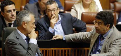 Jos&eacute; Antonio Gri&ntilde;&aacute;n (izquierda) y Diego Valderas, el mi&eacute;rcoles en el Parlamento andaluz.